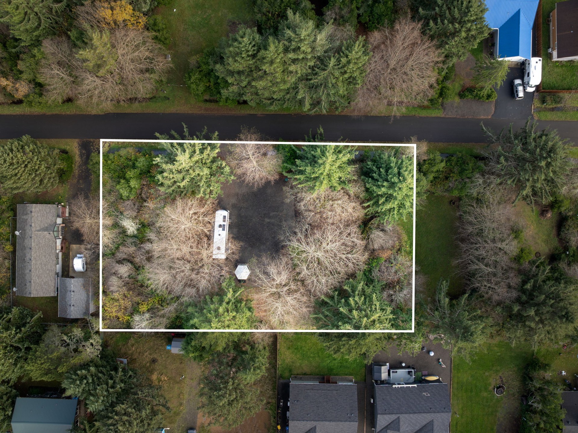 Overhead view with an illustrative parcel outline at 337 Mast Ave NW
